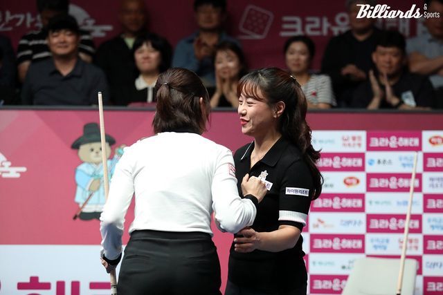 경기 후 웃으며 인사하는 김가영과 임경진.