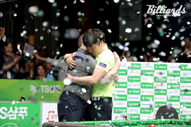 첫 번째 한가위 당구 대전 결승전이 끝나고 강민구가 쿠드롱과 포옹하며 서로를 격려하고 있다.