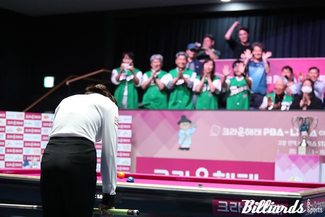 우승이 확정되는 순간에도 특별한 세리머니 없이 한참을 멍하니 서 있던 김가영이 관중석을 향해 고개를 숙이고 있다.