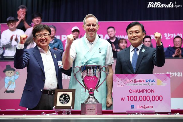 왼쪽부터 PBA 장상진 부총재, 우승 레펀스, 크라운해태 기종표 단장.