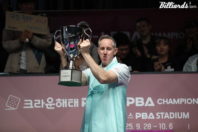 통산 두 번째 우승트로피를 들어올린 레펀스.