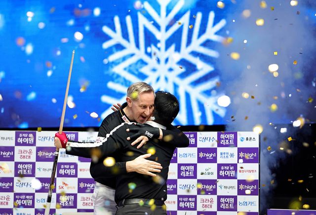 결승에서 조재호가 승리한 뒤 레펀스가 포옹하며 조재호의 우승을 축하하고 있다.