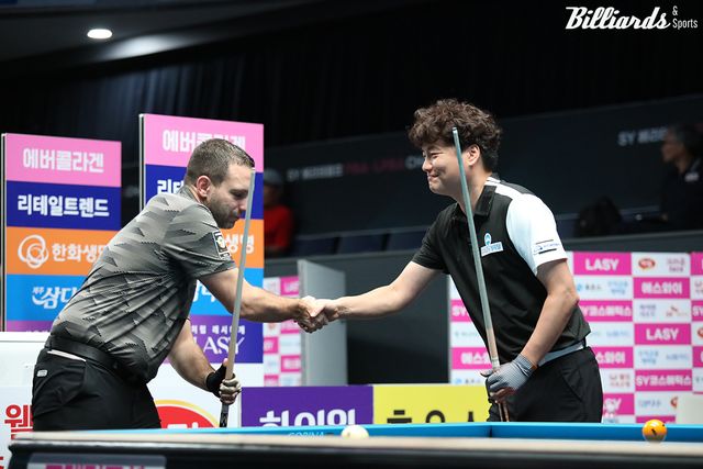 지난달 열린 4차 투어 '에스와이 챔피언십'에서 강민구는 16강에서 만난 하비에르 팔라손(휴온스)에게 오래전 결승전 패배의 복수에 성공하며 준결승까지 진출했고, 이번 대회에서 두 대회 연속 준결승에 올랐다.