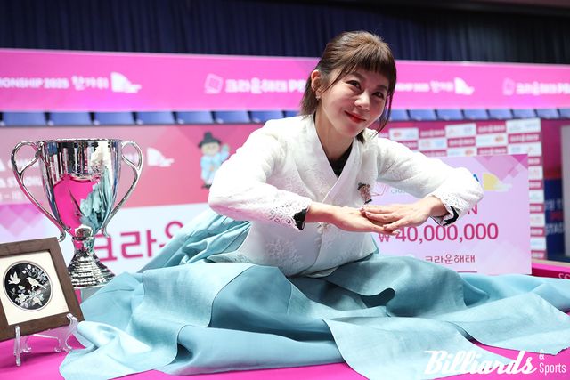 '한가위 당구여왕' 자리를 지켜낸 김가영이 당구 팬들에게 추석 인사를 하고 있다.