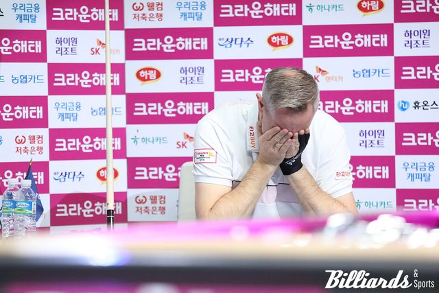 결승전 후 얼굴을 감싸 쥐고 눈물을 삼키고 있는 에디 레펀스.