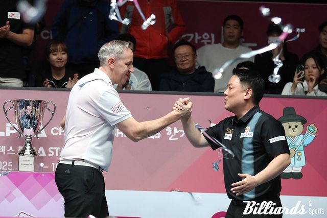 풀세트 접전 끝에 우승을 놓친 조재호가 우승자 에디 레펀스에게 축하를 건네고 있다.