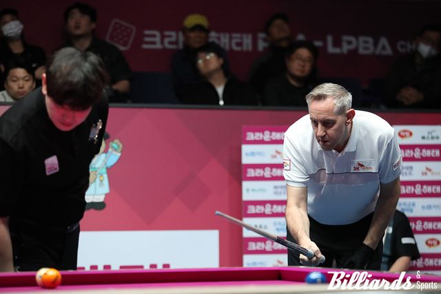 득점을 확인하고 있는 에디 레펀스와 심판.