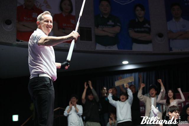 마지막 매치 포인트가 득점되자 당구대에 뛰어올라 승리를 만끽하고 있는 에디 레펀스.