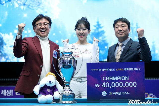 왼쪽부터 PBA 장상진 부총재, 우승 이미래, 강원랜드 안기태 ESG상생본부장 직무대행.&nbsp;