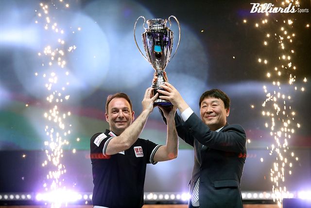 우승트로피를 들어 올린 산체스와&nbsp;강원랜드 안기태 ESG상생본부장 직무대행.