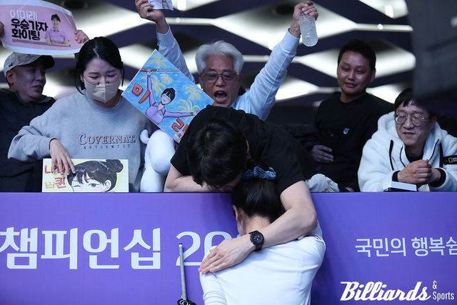 곧장 가족에게 다가간 이미래가 오빠와 눈물을 흘리고 있다.