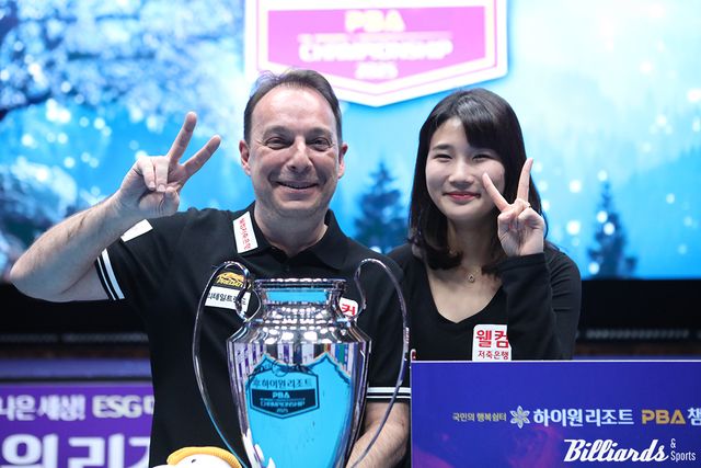 같은 팀 웰컴저축은행 소속 용현지와 기념촬영하는 산체스