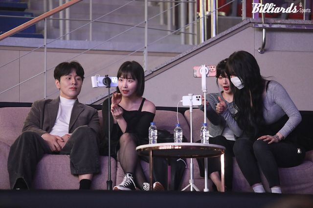 스트리머들이 현장에서 SOOP 온라인 플랫폼을 통해 방송을 하고 있다.&nbsp; 사진=이용휘 기자