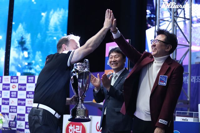 시상식에서 PBA 장상진 부총재와 하이파이브를 하는 산체스.