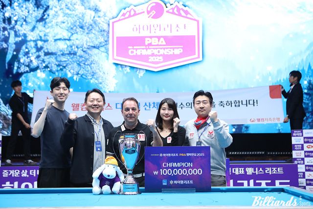 웰컴저축은행 관계자들과 산체스.