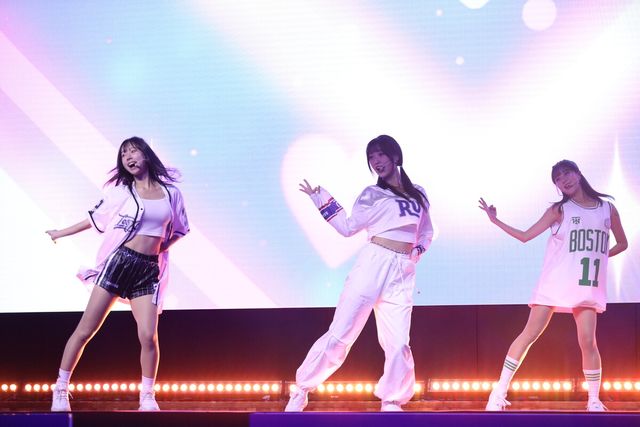 'Who am I'를 발표한 프바걸즈가 데뷔 무대를 펼치고 있다.