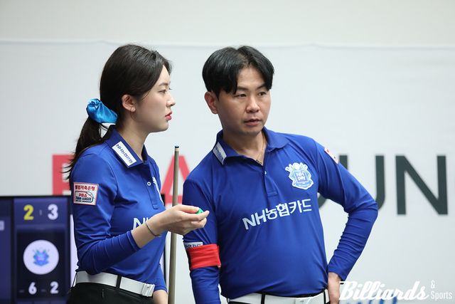 NH농협카드는 주장 조재호의 불참에도 김현우1과 외국 용병들의 활약으로 하나카드를 꺾고 승점 2를 챙겼다. 김현우1(오른쪽)가 6세트 여자 단식에 나선 정수빈과 작전 타임 시간을 갖고 있다.&nbsp; 사진=고양/이용휘 기자