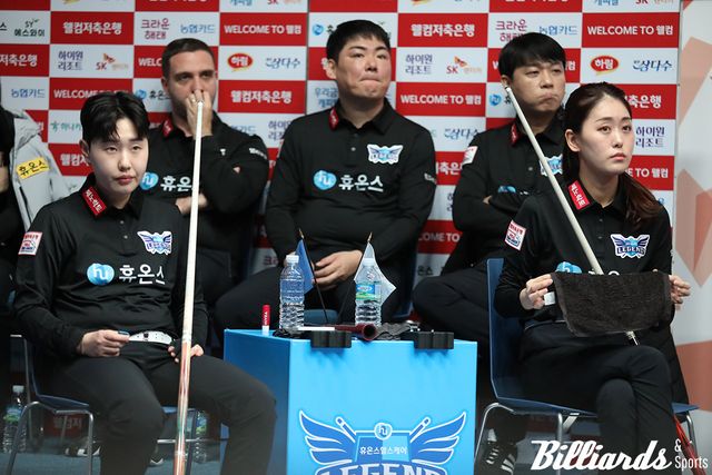 PBA 팀리그 데뷔전을 앞둔 최지민(오른쪽). 왼쪽은 2세트에 최지민과 호흡을 맞춘 김세연(휴온스).&nbsp;