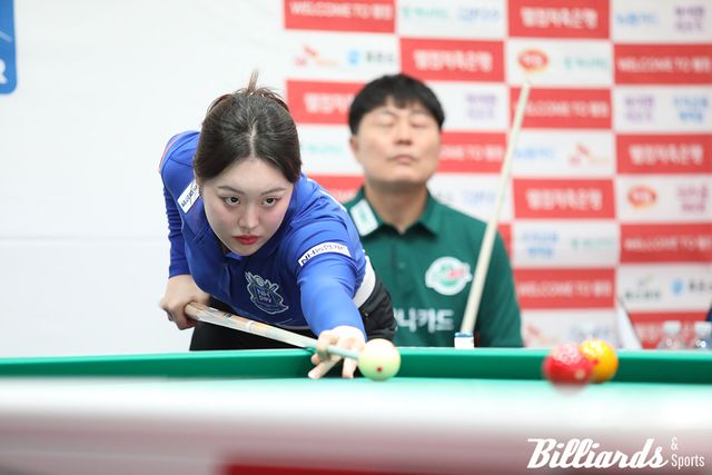 4세트 혼합복식에서 하나카드의 주장이자 아빠 김병호와 대결하고 있는 김보미(NH농협카드).