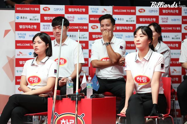 2세트 여자복식전을 승리한 하림 박정현-김상아.