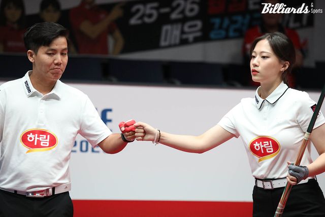 하림이 이틀 연속 퍼펙트큐를 치며 4라운드에서도 강세를 이러갔다. 첫날 4세트 혼합복식에서 9점 퍼펙트큐를 성공한 응우옌프엉린(베트남)과 정보윤.&nbsp; 사진=이용휘 기자