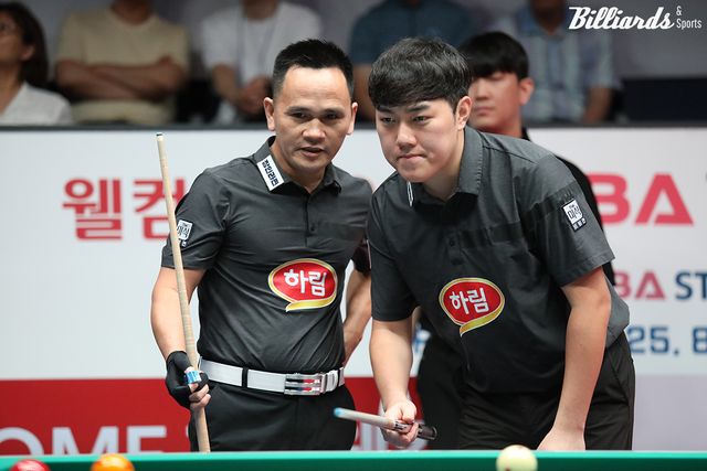 1세트 4이닝에 퍼펙트큐를 친 하림의 쩐득민(베트남·왼쪽)과 김준태.&nbsp;