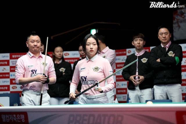 4세트 혼합복식을 승리한 에스와이의 한지은-서현민.