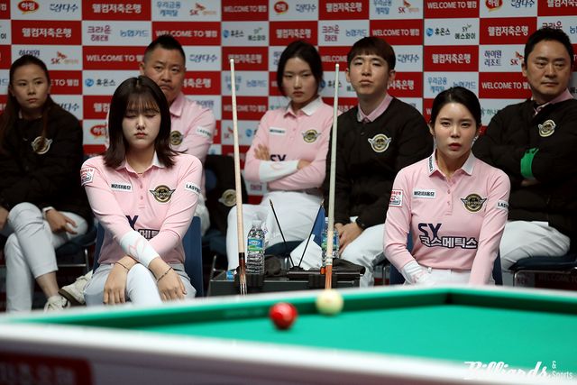 2세트 여자복식에서 승리한 에스와이 권발해-이우경.