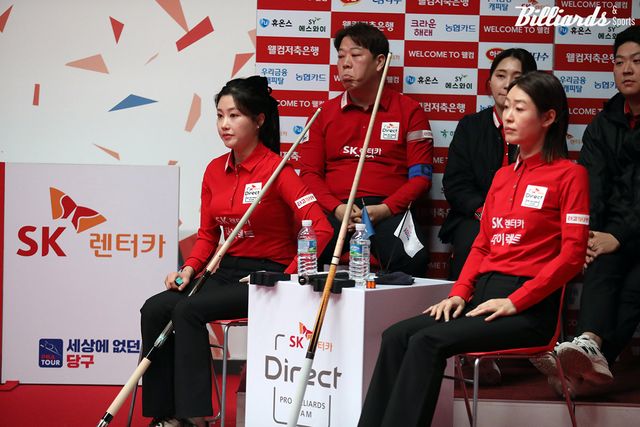 ·2세트 여자복식에서 아깝게 2점 차로 패한 SK렌터카 조예은(왼쪽)-히다 오리에(일본·오른쪽)