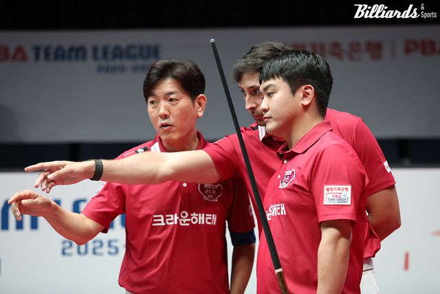 크라운해태 리더 김재근(왼쪽)과 다비드 마르티네스(스페인·가운데), 오태준.