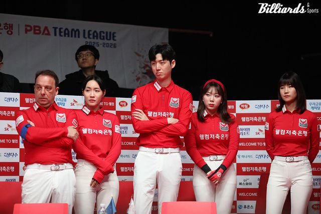 웰컴저축은행 선수들. 왼쪽부터 다니엘 산체스(스페인) 최혜미 한지승 김예은 용현지.