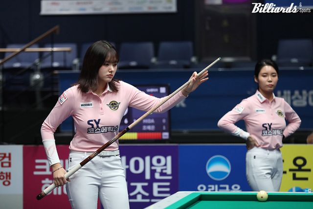 2세트 여자복식을 승리한 권발해, 이우경.