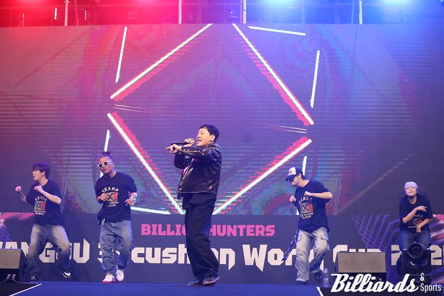 가수 현진영의 축하 공연