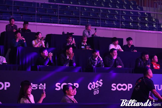 개막식 축하 공연을 즐기고 있는 선수들.