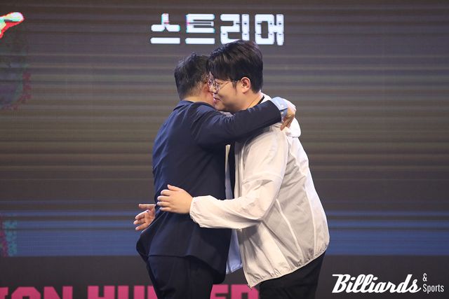 서수길 회장이 광주 당구월드컵 홍보대사 감스트와 포옹을 하고 있다.