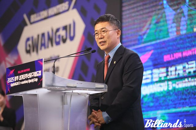 개막 선언을 위해 단 위에 선 서수길 회장.