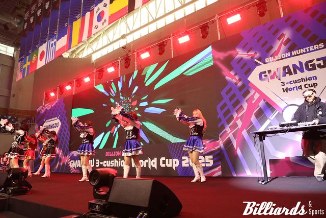 개막식을 연 광주가톨릭대학교 치어리딩 팀과 DJ 루바토.