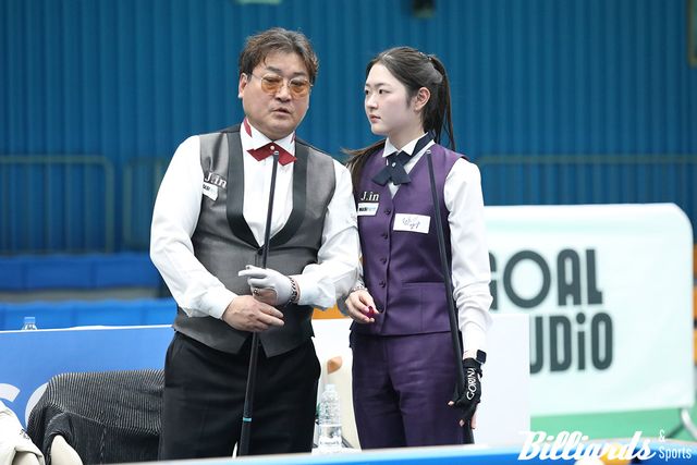 8강전에서 의견을 나누고 있는 권영일과 마지우.