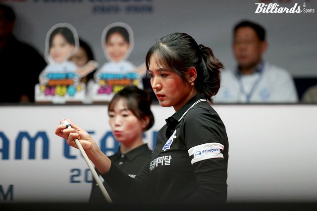 스롱 피아비(캄보디아)는 2세트 여자복식을 승리로 이끌었다.