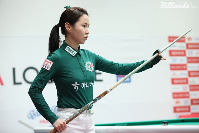 4세트 혼합복식에서 승리한 하나카드 김진아.