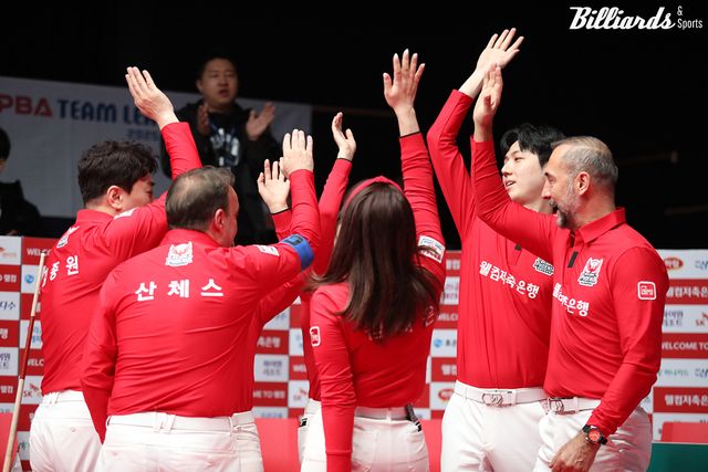 하이파이브를 하는 웰컴저축은행 선수들.