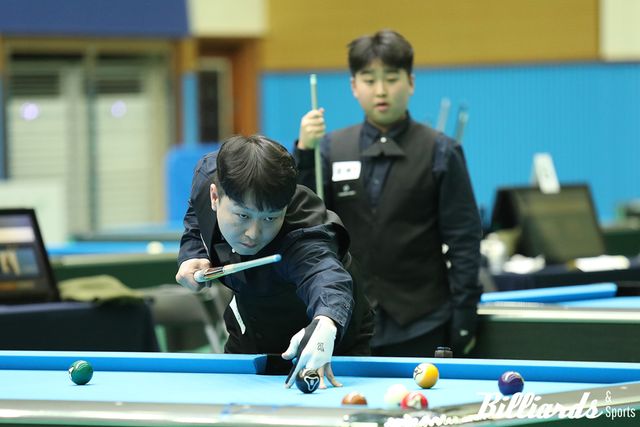 샷하는 '아빠' 김택균과 뒤에서 지켜보는 '아들' 김민준