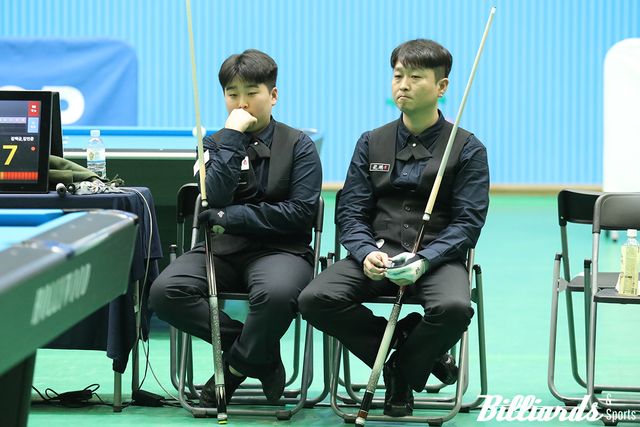 앉아 있는 모습까지 닮은 '부자팀' 김민준-김택균.