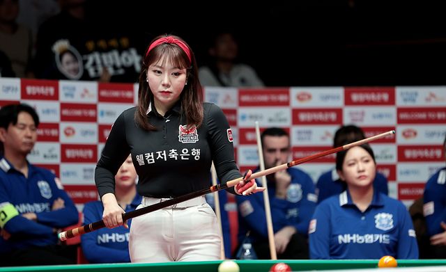 웰컴저축은행 김예은은 2세트에서 2이닝에 하이런 7점을 치며 승리를 거뒀다.