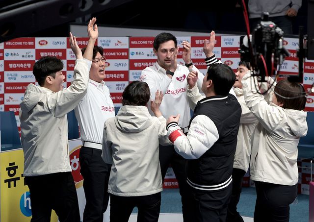 화이팅을 외치는 크라운해태 선수들. PBA 제공