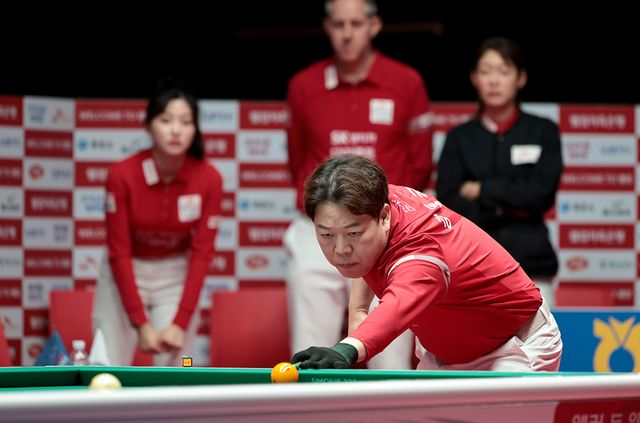 SK렌터카 리더 강동궁은 3세트에서 NH농협카드 마민껌(베트남)을 꺾고 세트스코어 1-2로 쫓아갔다.