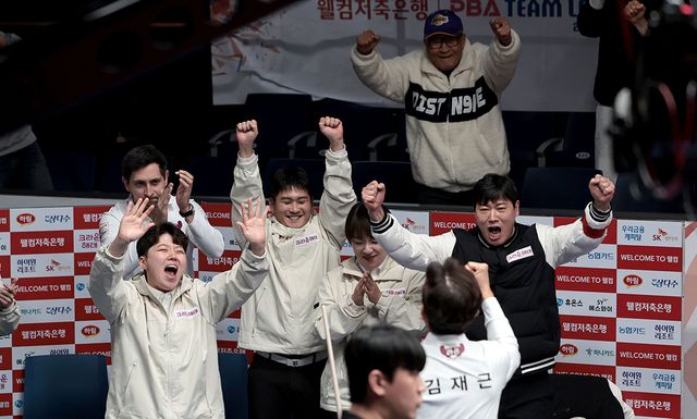 크라운해태가 프로당구 PBA 팀리그 4라운드 8일 차에 선두로 올라서며 포스트시즌 진출을 눈앞에 두게 됐다.&nbsp; 사진=PBA 제공