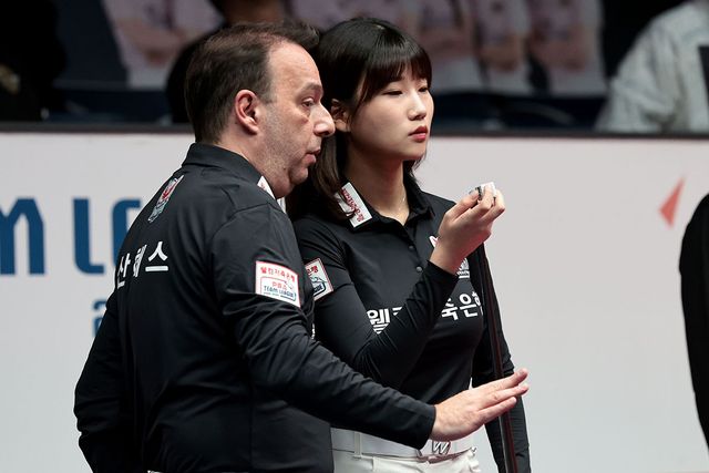 4세트 혼합복식에 나선 웰컴저축은행의 다니엘 산체스와 용현지