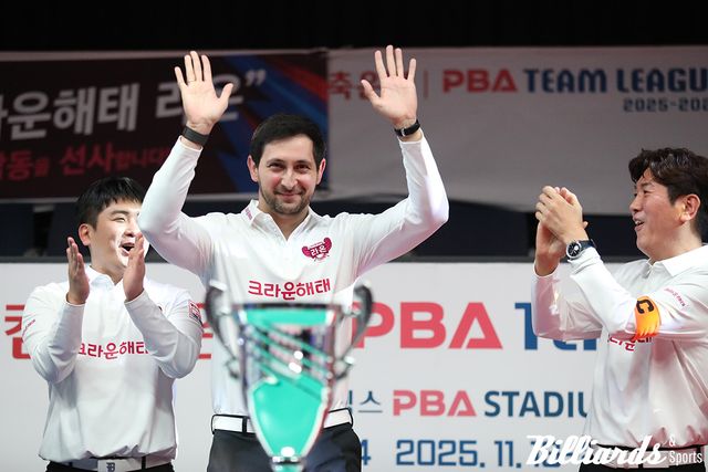 4라운드 MVP로 선정된 다비드 마르티네스가 이름이 불리자 기뻐하고 있다.