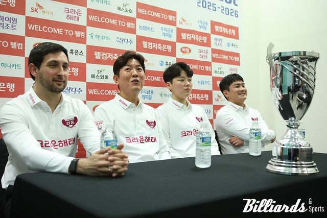 PBA 팀리그 4라운드 우승을 차지하 크라운해태의 다비드 마르티네스, 김재근, 백민주 오태준이 기자회견에 참석해 질문에 답하고 있다. 사진=고양/이용휘 기자